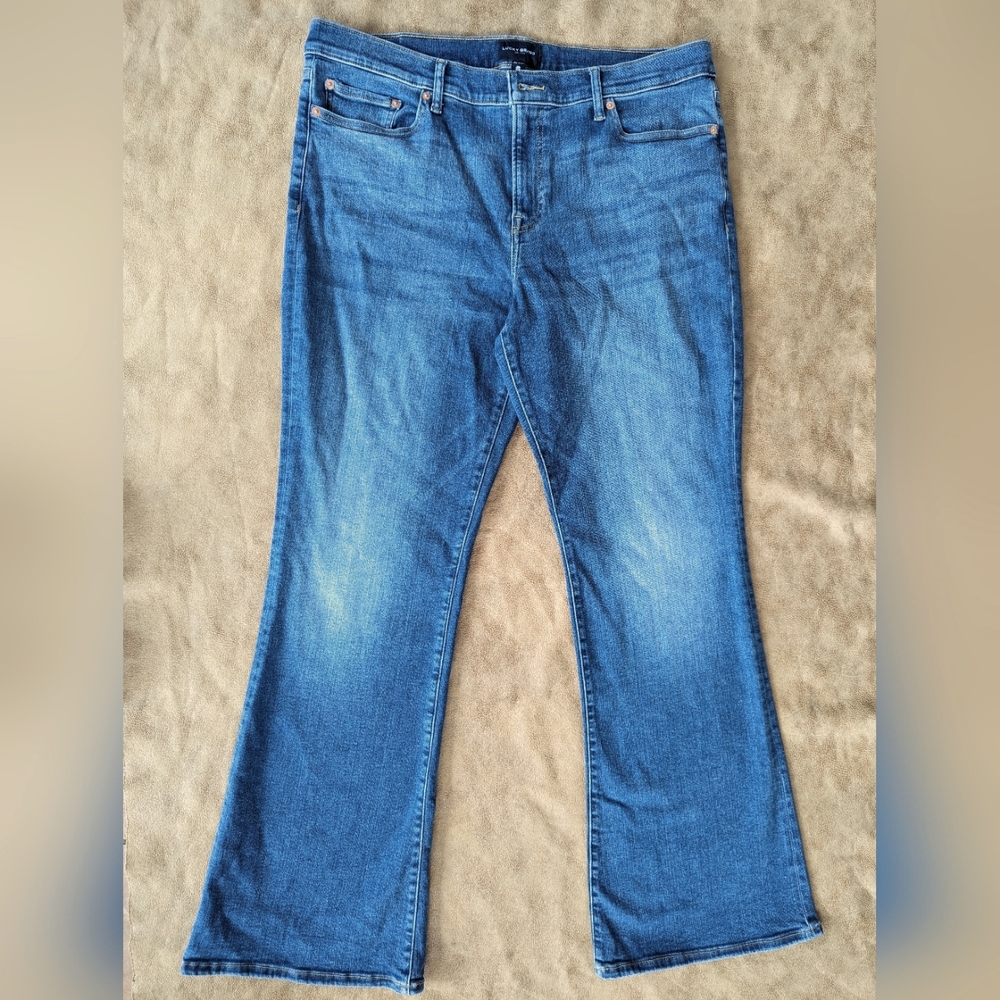 Lucky Brand Sweet Mid-rise Flare Jeans! Size 18/34 Regular!